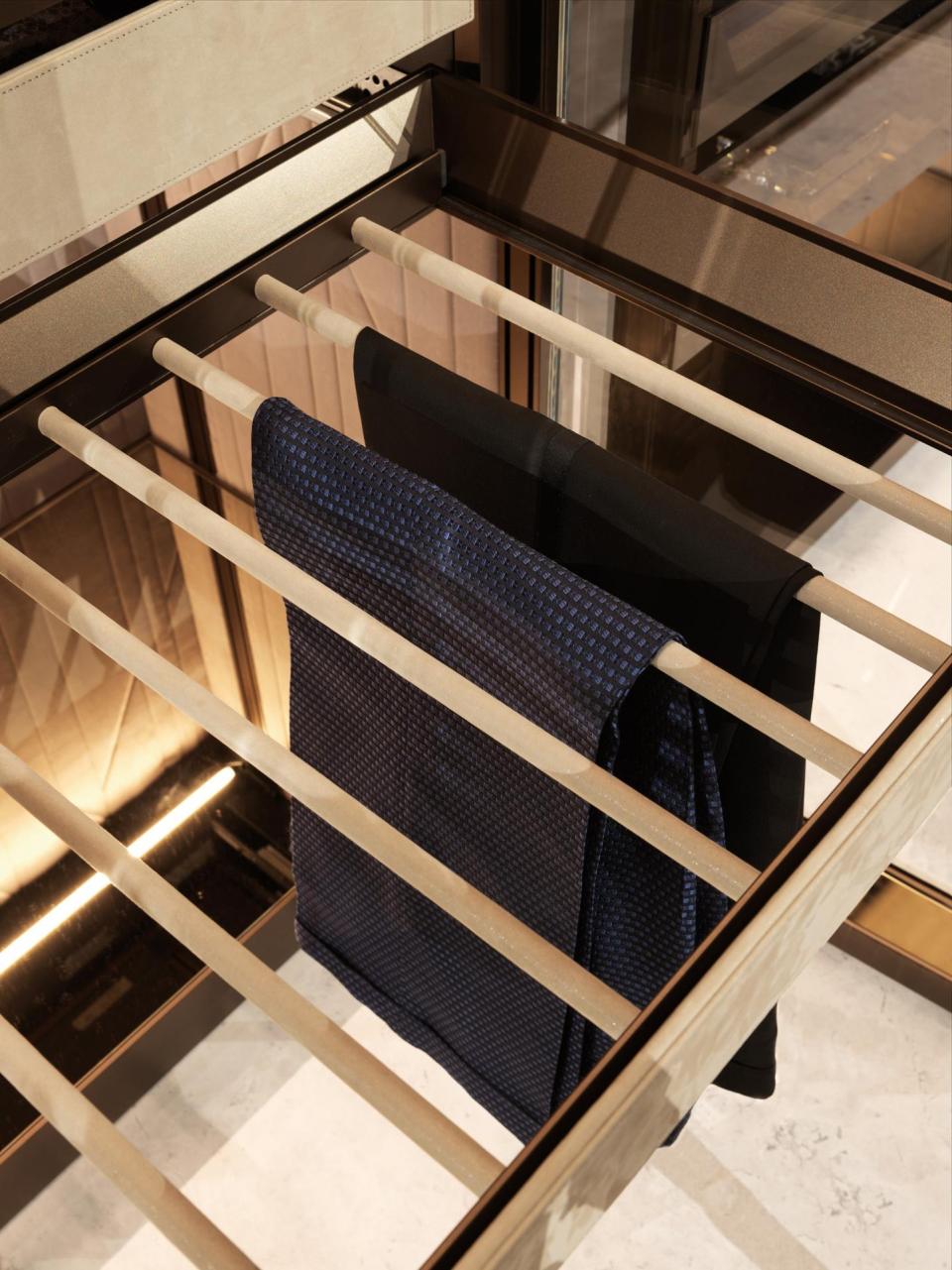 GENESIS - Closet GENESIS - Closet